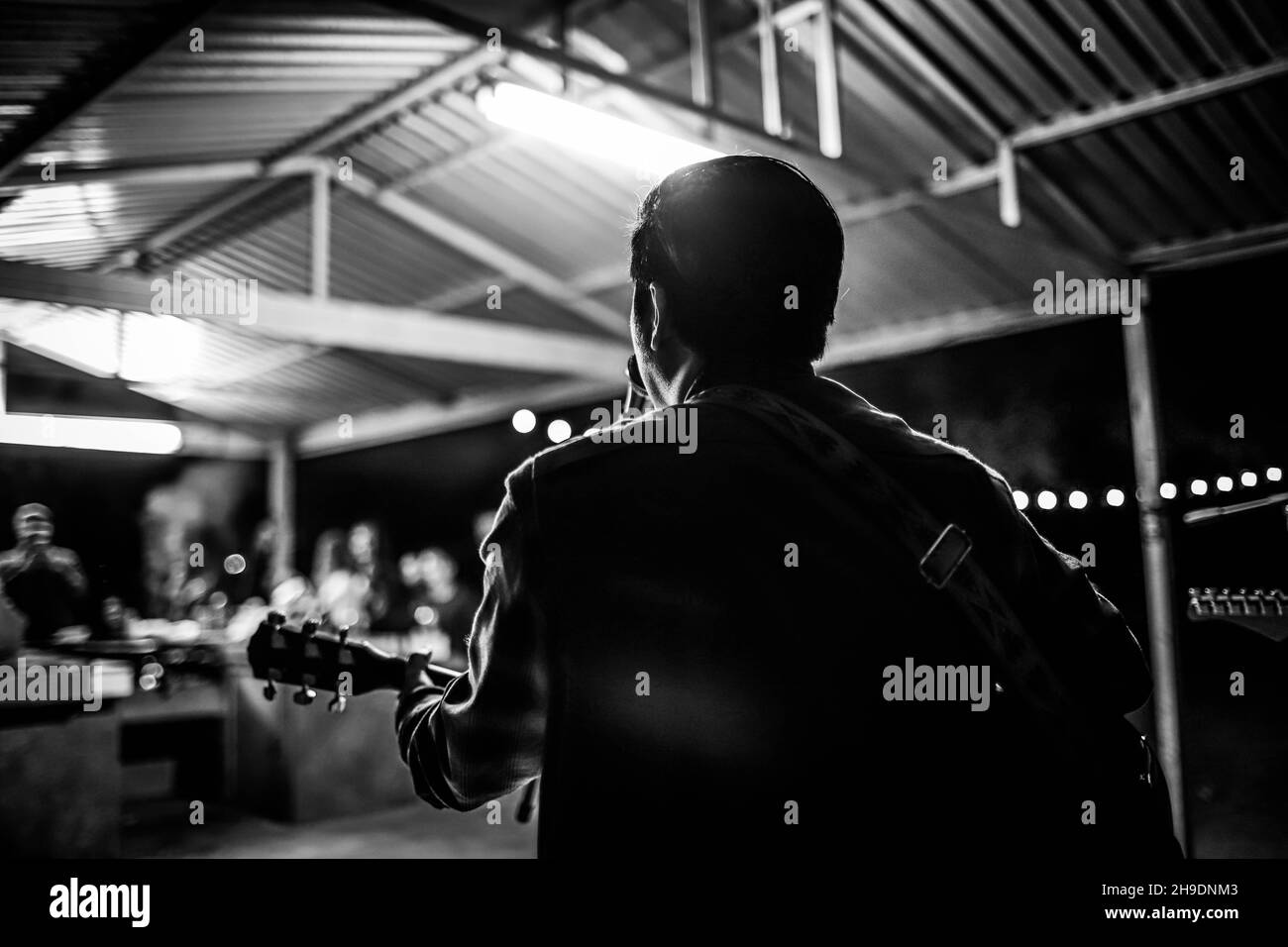 Kevin Cherokee e il deserto si ribellano il 5 dicembre 2021 presso il country club El Manantial nella città di San Pedro el Saucito a Hermosillo. Urban Rock, Country Rock, Folk Rock, Rock è spagnolo, alternative rock, Roccia indie. (Foto di Luis Gutierrez / Norte Foto). Kevin Cherokee y los Rebeldes del Desierto el 5 de diciembre 2021 en el club campestre El Manantial en el poblado San Pedro el Saucito en Hermosillo. Rock urbano, Country Rock, Folk Rock, Rock es español, Rock alternativo, Roccia indie. (Foto di Luis Gutierrez / Norte Foto). Foto Stock