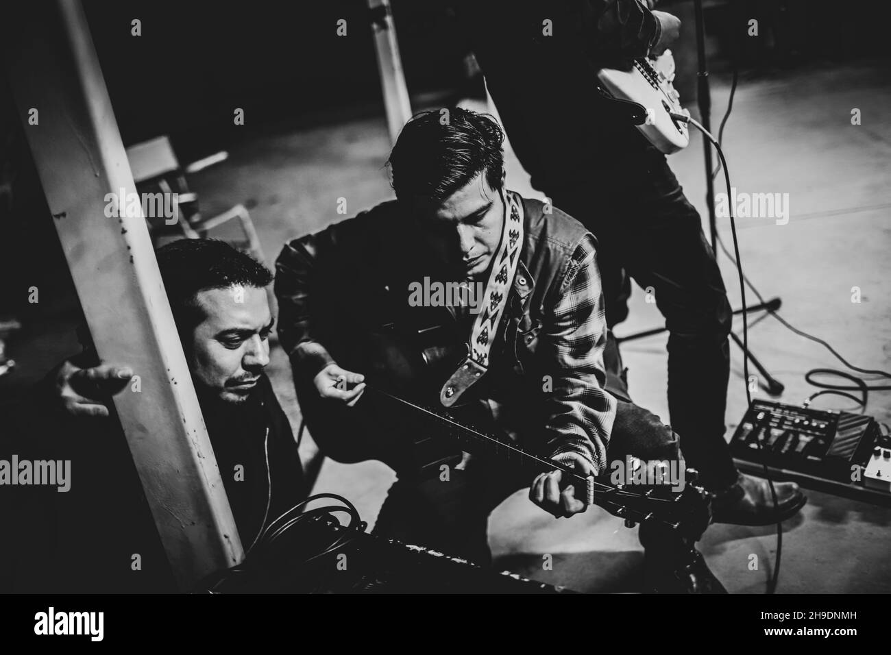 Kevin Cherokee e il deserto si ribellano il 5 dicembre 2021 presso il country club El Manantial nella città di San Pedro el Saucito a Hermosillo. Urban Rock, Country Rock, Folk Rock, Rock è spagnolo, alternative rock, Roccia indie. (Foto di Luis Gutierrez / Norte Foto). Kevin Cherokee y los Rebeldes del Desierto el 5 de diciembre 2021 en el club campestre El Manantial en el poblado San Pedro el Saucito en Hermosillo. Rock urbano, Country Rock, Folk Rock, Rock es español, Rock alternativo, Roccia indie. (Foto di Luis Gutierrez / Norte Foto). Foto Stock