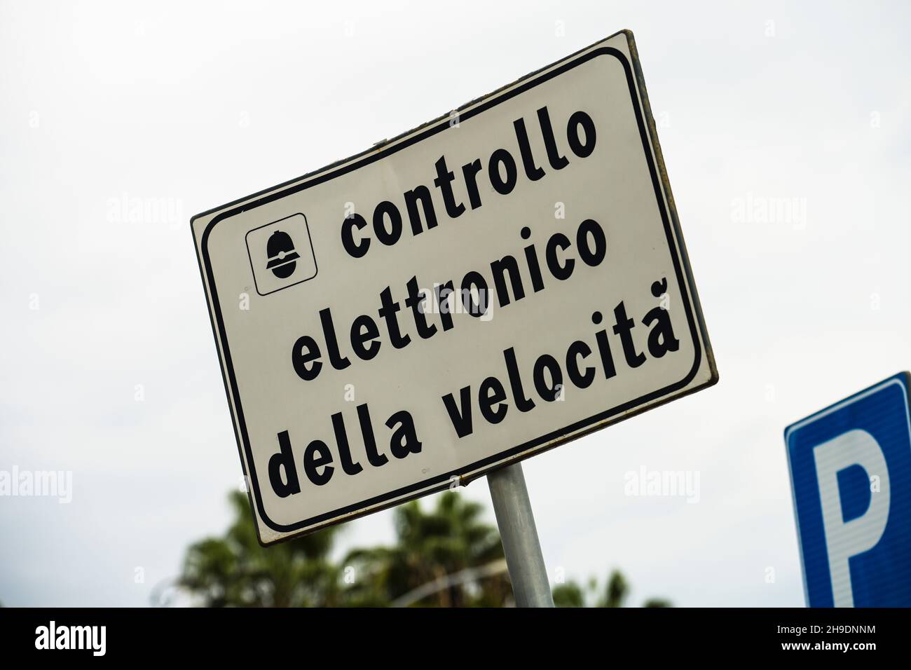Schild, Geschwindigkeitsbegrenzung, Kontrolle, Sizilien, Italien Foto Stock