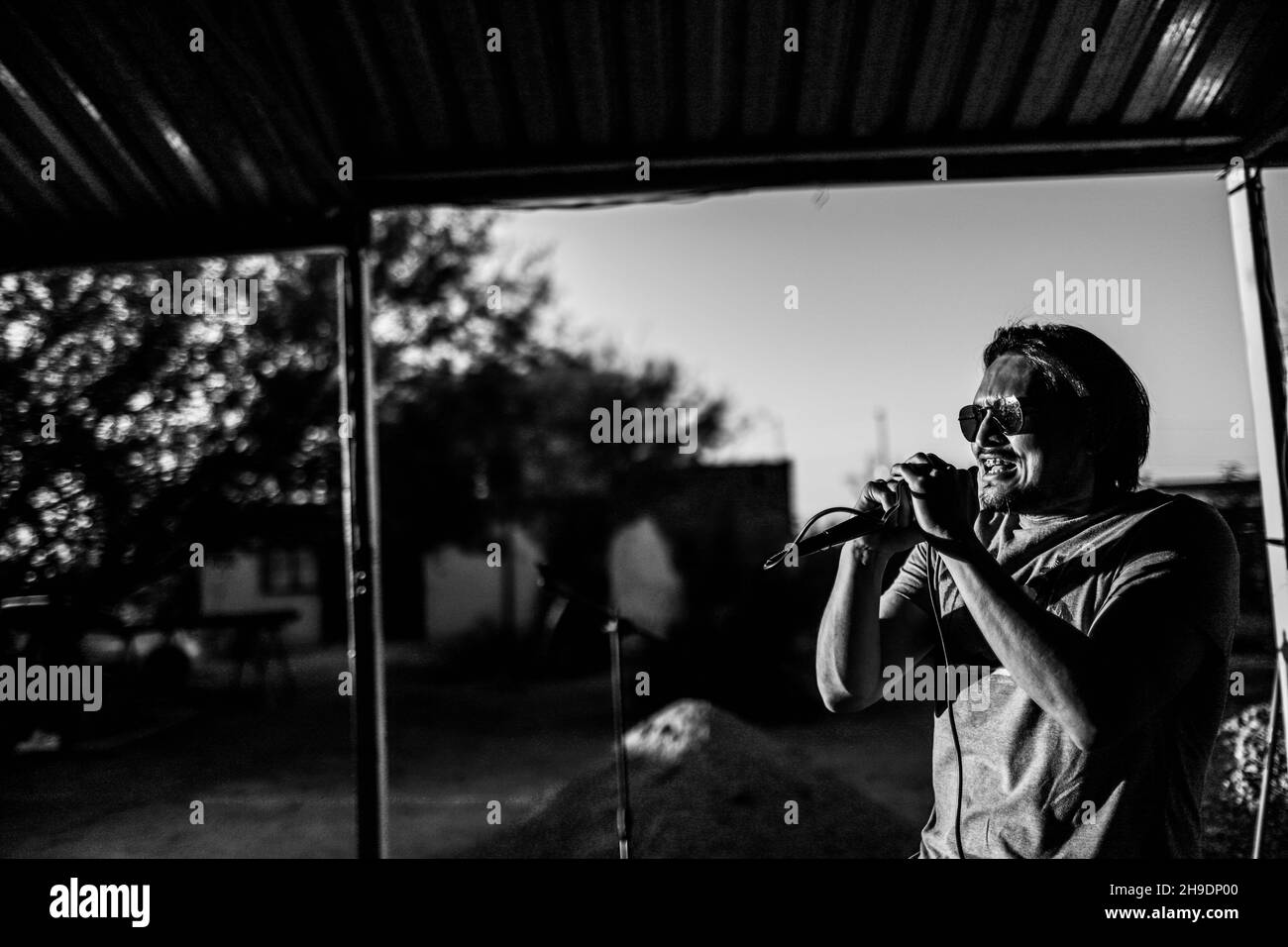 La rock band Maquina 501 suonò presso la casa di campagna El Manantial nella zona rurale di Hermosillo il 5 dicembre 2021. Urban Rock, Country Rock, Folk Rock, Rock è spagnolo, alternative rock, Roccia indie in Hermosillo .... (Foto di Luis Gutierrez / Norte Foto). La banda de rock Maquina 501 tocando en el campestre El Manantial del area rurale de Hermosillo el 5 de diciembre 2021 . Rock urbano, Country Rock, Folk Rock, Rock es español, Rock alternativo, Indie rock.en Hermosillo....(Foto di Luis Gutierrez / Norte Foto). Foto Stock