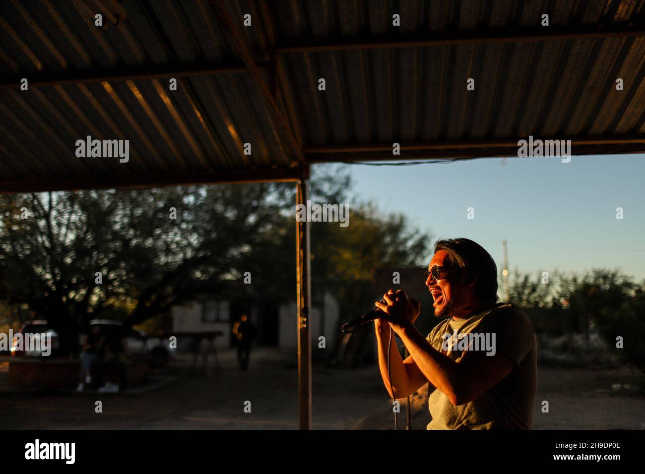 La rock band Maquina 501 suonò presso la casa di campagna El Manantial nella zona rurale di Hermosillo il 5 dicembre 2021. Urban Rock, Country Rock, Folk Rock, Rock è spagnolo, alternative rock, Roccia indie in Hermosillo .... (Foto di Luis Gutierrez / Norte Foto). La banda de rock Maquina 501 tocando en el campestre El Manantial del area rurale de Hermosillo el 5 de diciembre 2021 . Rock urbano, Country Rock, Folk Rock, Rock es español, Rock alternativo, Indie rock.en Hermosillo....(Foto di Luis Gutierrez / Norte Foto). Foto Stock