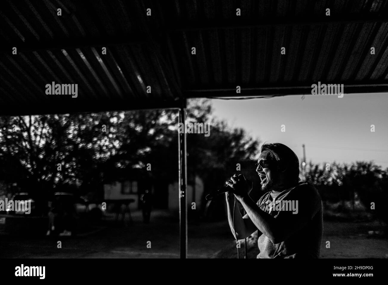 La rock band Maquina 501 suonò presso la casa di campagna El Manantial nella zona rurale di Hermosillo il 5 dicembre 2021. Urban Rock, Country Rock, Folk Rock, Rock è spagnolo, alternative rock, Roccia indie in Hermosillo .... (Foto di Luis Gutierrez / Norte Foto). La banda de rock Maquina 501 tocando en el campestre El Manantial del area rurale de Hermosillo el 5 de diciembre 2021 . Rock urbano, Country Rock, Folk Rock, Rock es español, Rock alternativo, Indie rock.en Hermosillo....(Foto di Luis Gutierrez / Norte Foto). Foto Stock