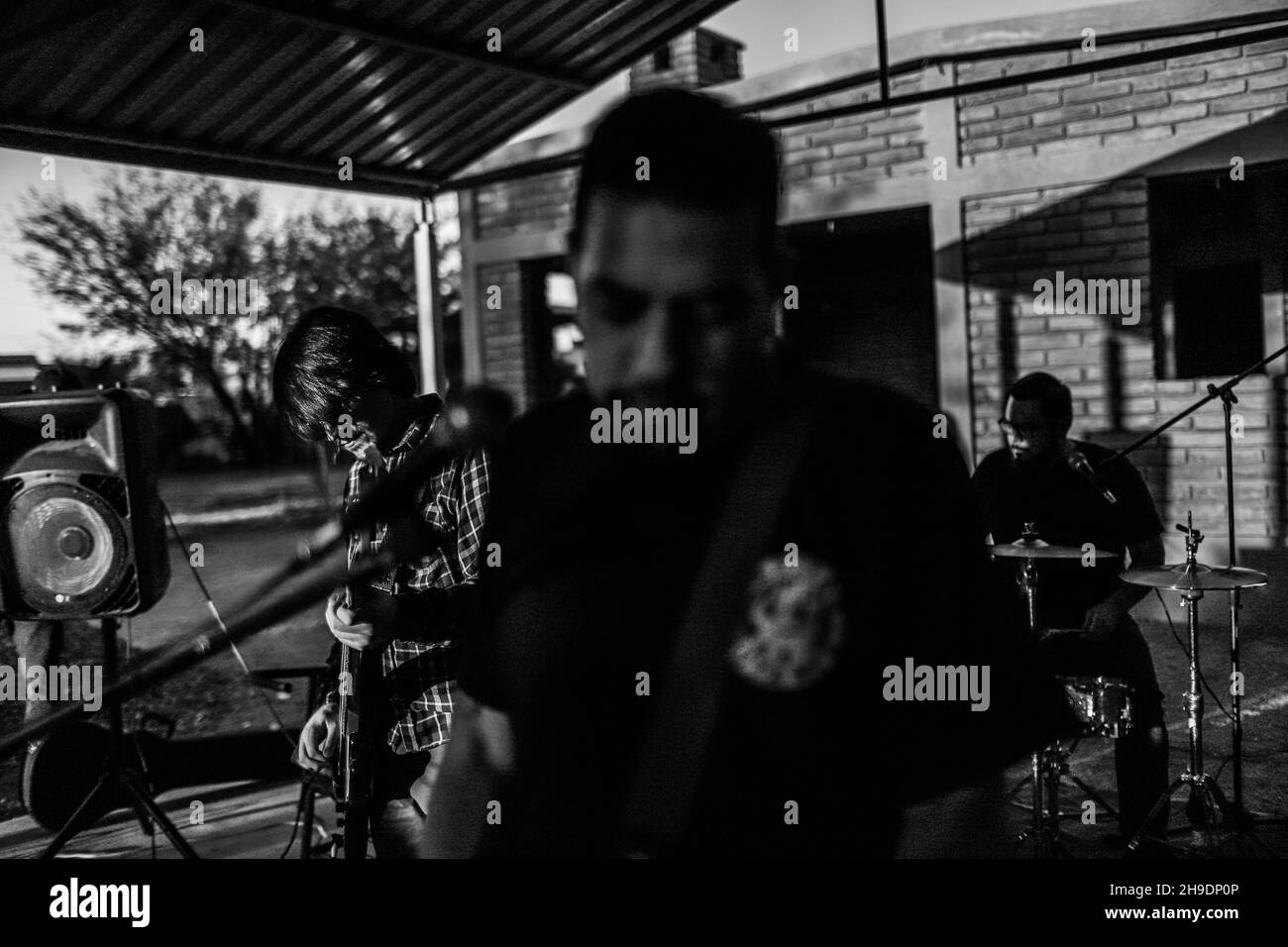 La rock band Maquina 501 suonò presso la casa di campagna El Manantial nella zona rurale di Hermosillo il 5 dicembre 2021. Urban Rock, Country Rock, Folk Rock, Rock è spagnolo, alternative rock, Roccia indie in Hermosillo .... (Foto di Luis Gutierrez / Norte Foto). La banda de rock Maquina 501 tocando en el campestre El Manantial del area rurale de Hermosillo el 5 de diciembre 2021 . Rock urbano, Country Rock, Folk Rock, Rock es español, Rock alternativo, Indie rock.en Hermosillo....(Foto di Luis Gutierrez / Norte Foto). Foto Stock