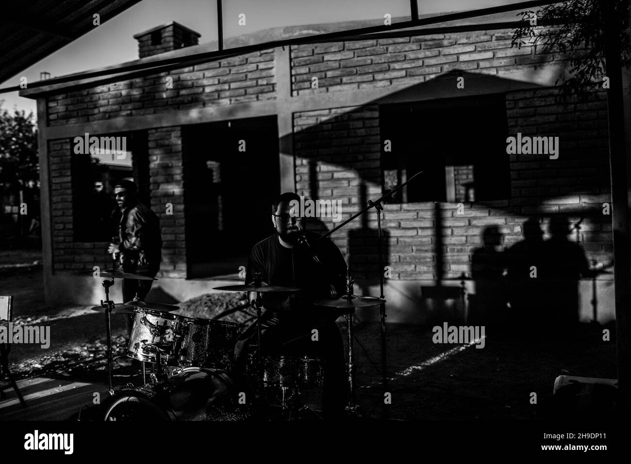 La rock band Maquina 501 suonò presso la casa di campagna El Manantial nella zona rurale di Hermosillo il 5 dicembre 2021. Urban Rock, Country Rock, Folk Rock, Rock è spagnolo, alternative rock, Roccia indie in Hermosillo .... (Foto di Luis Gutierrez / Norte Foto). La banda de rock Maquina 501 tocando en el campestre El Manantial del area rurale de Hermosillo el 5 de diciembre 2021 . Rock urbano, Country Rock, Folk Rock, Rock es español, Rock alternativo, Indie rock.en Hermosillo....(Foto di Luis Gutierrez / Norte Foto). Foto Stock