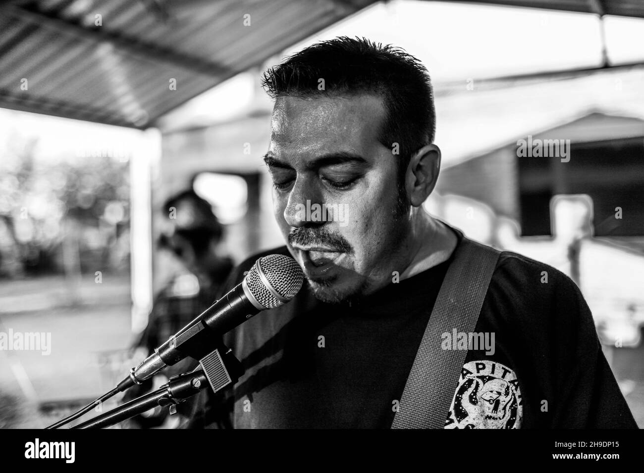 La rock band Maquina 501 suonò presso la casa di campagna El Manantial nella zona rurale di Hermosillo il 5 dicembre 2021. Urban Rock, Country Rock, Folk Rock, Rock è spagnolo, alternative rock, Roccia indie in Hermosillo .... (Foto di Luis Gutierrez / Norte Foto). La banda de rock Maquina 501 tocando en el campestre El Manantial del area rurale de Hermosillo el 5 de diciembre 2021 . Rock urbano, Country Rock, Folk Rock, Rock es español, Rock alternativo, Indie rock.en Hermosillo....(Foto di Luis Gutierrez / Norte Foto). Foto Stock