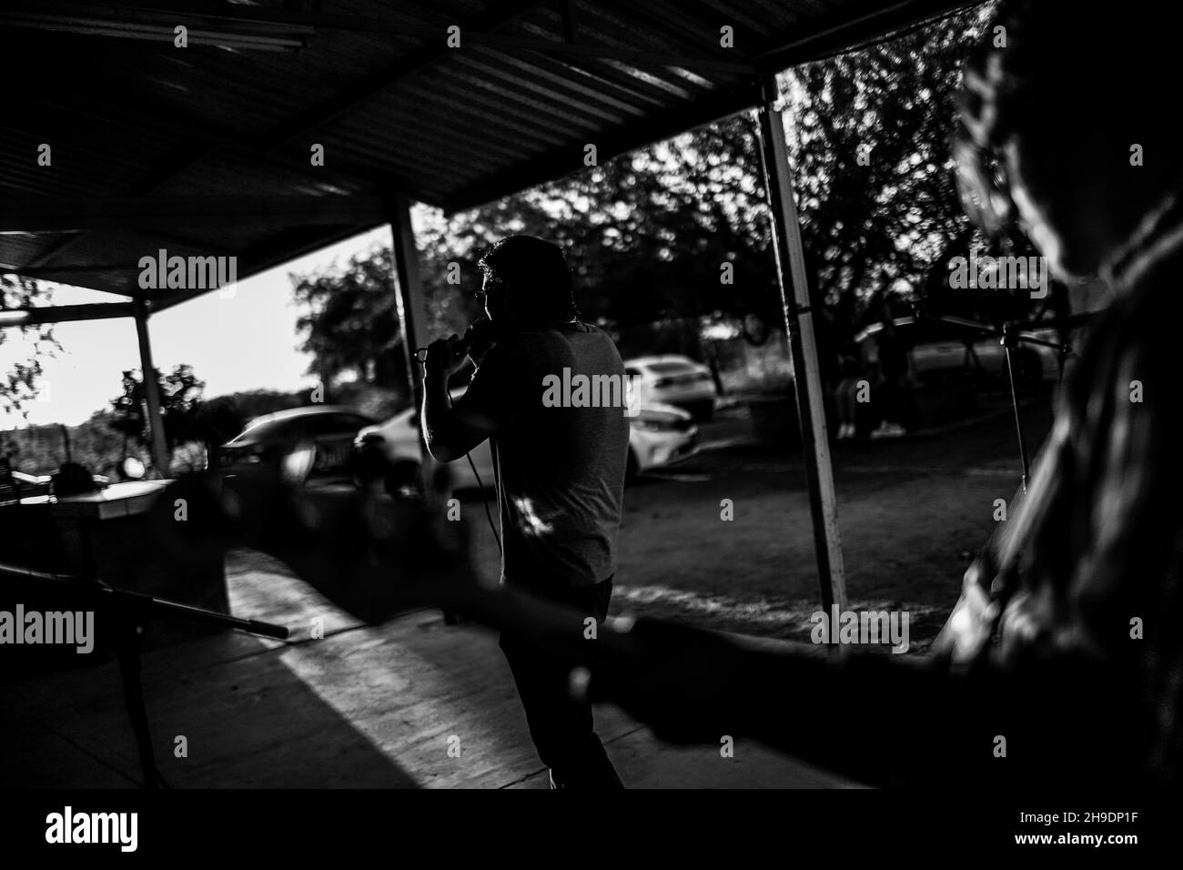 La rock band Maquina 501 suonò presso la casa di campagna El Manantial nella zona rurale di Hermosillo il 5 dicembre 2021. Urban Rock, Country Rock, Folk Rock, Rock è spagnolo, alternative rock, Roccia indie in Hermosillo .... (Foto di Luis Gutierrez / Norte Foto). La banda de rock Maquina 501 tocando en el campestre El Manantial del area rurale de Hermosillo el 5 de diciembre 2021 . Rock urbano, Country Rock, Folk Rock, Rock es español, Rock alternativo, Indie rock.en Hermosillo....(Foto di Luis Gutierrez / Norte Foto). Foto Stock