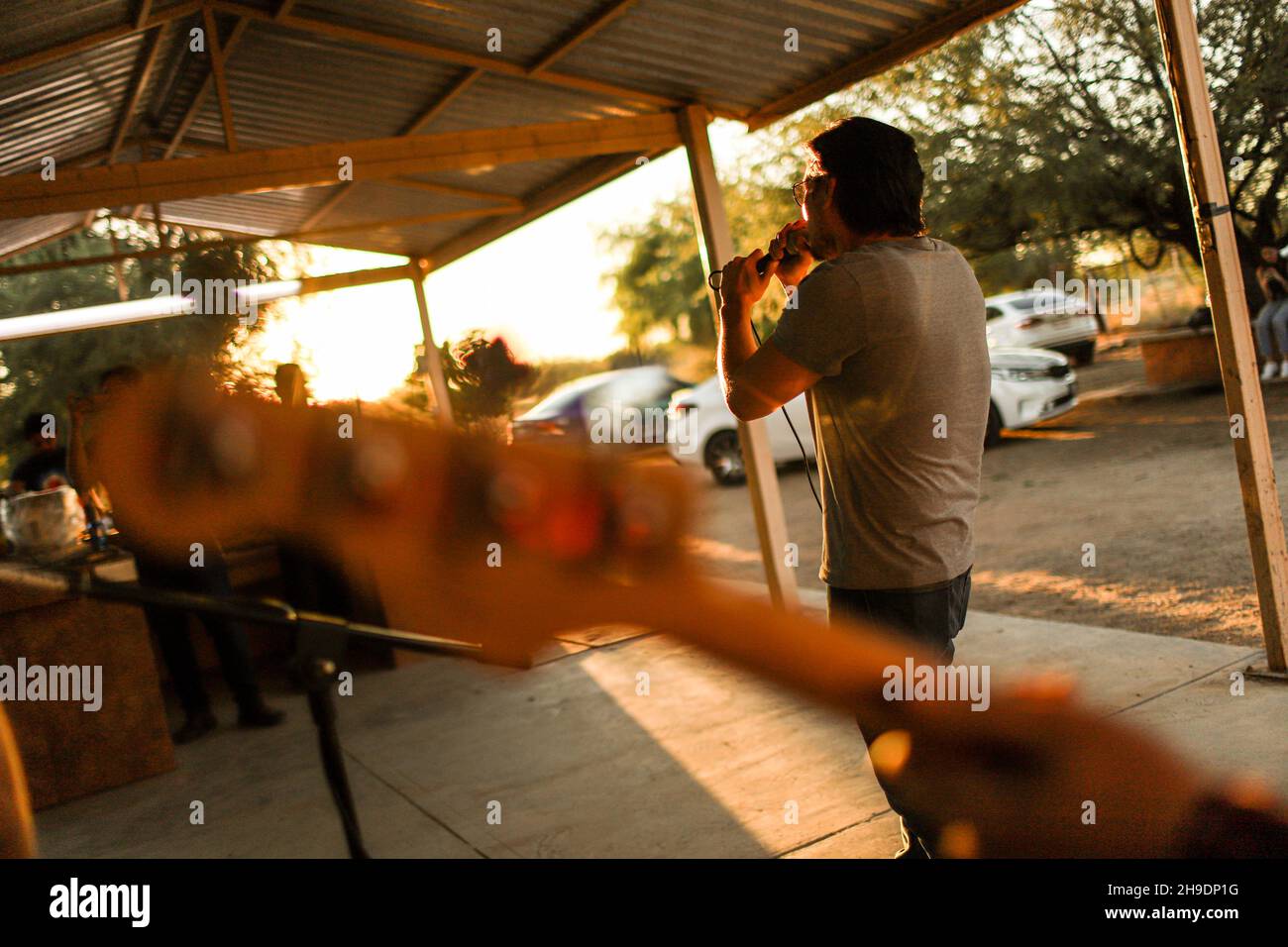 La rock band Maquina 501 suonò presso la casa di campagna El Manantial nella zona rurale di Hermosillo il 5 dicembre 2021. Urban Rock, Country Rock, Folk Rock, Rock è spagnolo, alternative rock, Roccia indie in Hermosillo .... (Foto di Luis Gutierrez / Norte Foto). La banda de rock Maquina 501 tocando en el campestre El Manantial del area rurale de Hermosillo el 5 de diciembre 2021 . Rock urbano, Country Rock, Folk Rock, Rock es español, Rock alternativo, Indie rock.en Hermosillo....(Foto di Luis Gutierrez / Norte Foto). Foto Stock