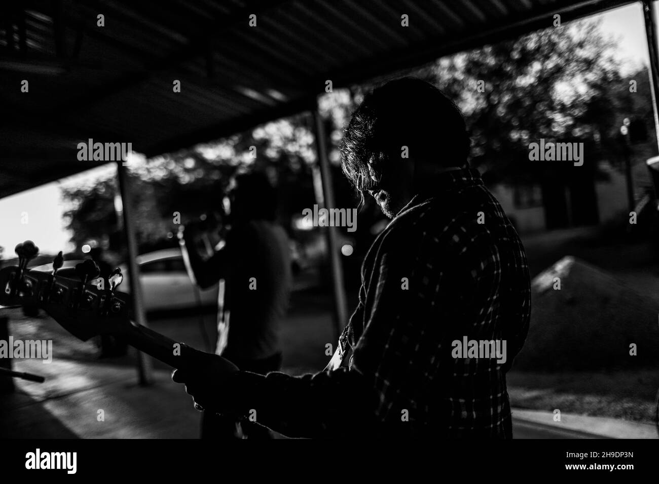 La rock band Maquina 501 suonò presso la casa di campagna El Manantial nella zona rurale di Hermosillo il 5 dicembre 2021. Urban Rock, Country Rock, Folk Rock, Rock è spagnolo, alternative rock, Roccia indie in Hermosillo .... (Foto di Luis Gutierrez / Norte Foto). La banda de rock Maquina 501 tocando en el campestre El Manantial del area rurale de Hermosillo el 5 de diciembre 2021 . Rock urbano, Country Rock, Folk Rock, Rock es español, Rock alternativo, Indie rock.en Hermosillo....(Foto di Luis Gutierrez / Norte Foto). Foto Stock