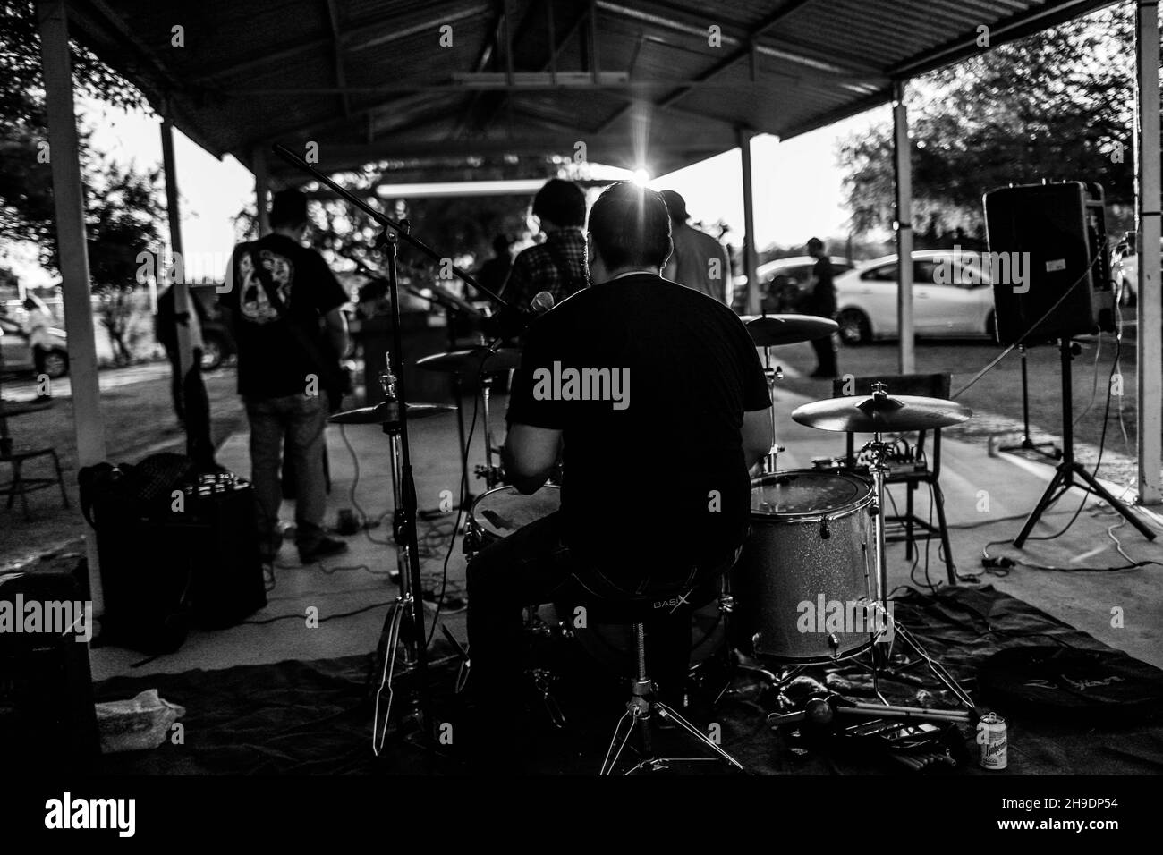 La rock band Maquina 501 suonò presso la casa di campagna El Manantial nella zona rurale di Hermosillo il 5 dicembre 2021. Urban Rock, Country Rock, Folk Rock, Rock è spagnolo, alternative rock, Roccia indie in Hermosillo .... (Foto di Luis Gutierrez / Norte Foto). La banda de rock Maquina 501 tocando en el campestre El Manantial del area rurale de Hermosillo el 5 de diciembre 2021 . Rock urbano, Country Rock, Folk Rock, Rock es español, Rock alternativo, Indie rock.en Hermosillo....(Foto di Luis Gutierrez / Norte Foto). Foto Stock