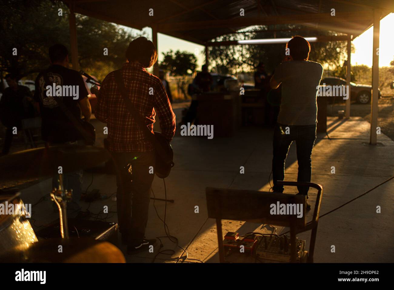 La rock band Maquina 501 suonò presso la casa di campagna El Manantial nella zona rurale di Hermosillo il 5 dicembre 2021. Urban Rock, Country Rock, Folk Rock, Rock è spagnolo, alternative rock, Roccia indie in Hermosillo .... (Foto di Luis Gutierrez / Norte Foto). La banda de rock Maquina 501 tocando en el campestre El Manantial del area rurale de Hermosillo el 5 de diciembre 2021 . Rock urbano, Country Rock, Folk Rock, Rock es español, Rock alternativo, Indie rock.en Hermosillo....(Foto di Luis Gutierrez / Norte Foto). Foto Stock