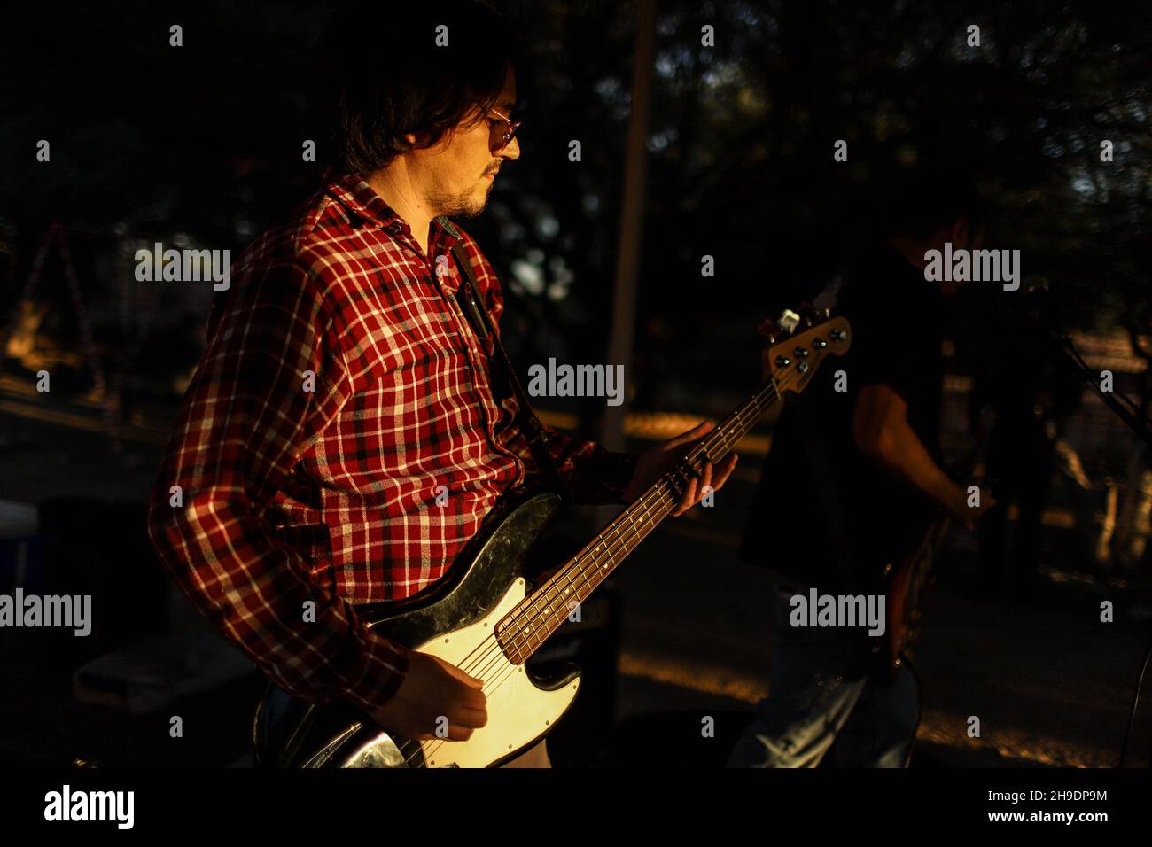 La rock band Maquina 501 suonò presso la casa di campagna El Manantial nella zona rurale di Hermosillo il 5 dicembre 2021. Urban Rock, Country Rock, Folk Rock, Rock è spagnolo, alternative rock, Roccia indie in Hermosillo .... (Foto di Luis Gutierrez / Norte Foto). La banda de rock Maquina 501 tocando en el campestre El Manantial del area rurale de Hermosillo el 5 de diciembre 2021 . Rock urbano, Country Rock, Folk Rock, Rock es español, Rock alternativo, Indie rock.en Hermosillo....(Foto di Luis Gutierrez / Norte Foto). Foto Stock