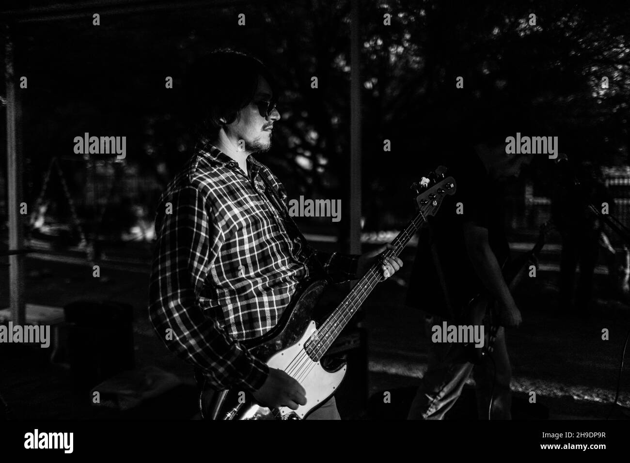 La rock band Maquina 501 suonò presso la casa di campagna El Manantial nella zona rurale di Hermosillo il 5 dicembre 2021. Urban Rock, Country Rock, Folk Rock, Rock è spagnolo, alternative rock, Roccia indie in Hermosillo .... (Foto di Luis Gutierrez / Norte Foto). La banda de rock Maquina 501 tocando en el campestre El Manantial del area rurale de Hermosillo el 5 de diciembre 2021 . Rock urbano, Country Rock, Folk Rock, Rock es español, Rock alternativo, Indie rock.en Hermosillo....(Foto di Luis Gutierrez / Norte Foto). Foto Stock