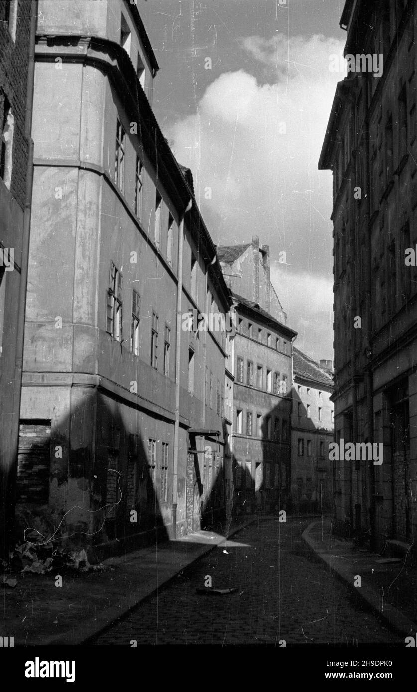 Legnica, 1947-10. Kamienice na Starym Mieœcie. wb/gr PAP Dok³adny dzieñ wydarzenia nieustalony. Legnica, 1947 ottobre. Case di locazione nella Città Vecchia. wb/gr PAP Foto Stock