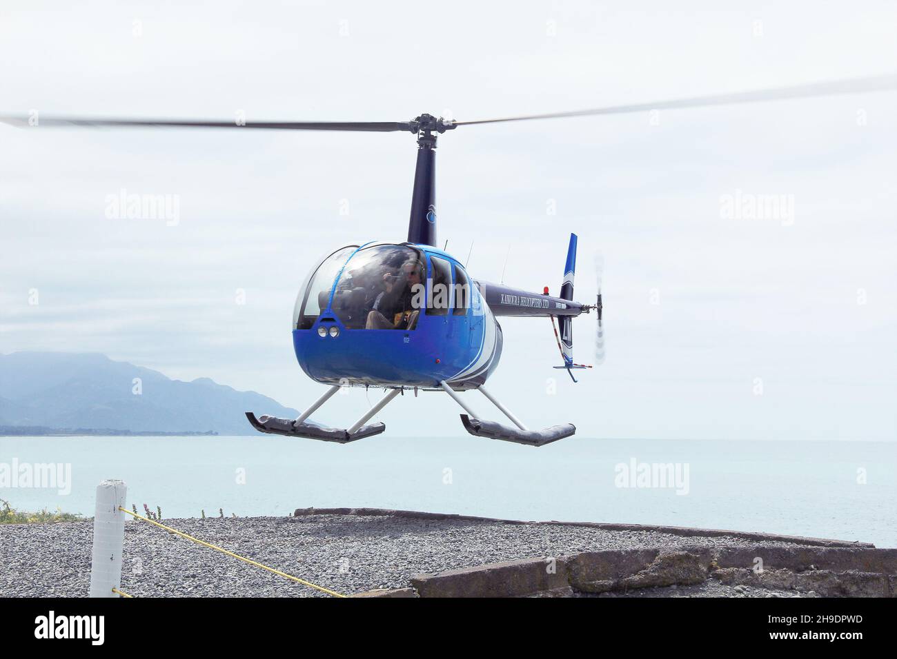 Robinson's R44 Raven Series Helicopter che porta i turisti all'avvistamento delle balene a Kaikoura, Nuova Zelanda, il 9 dicembre 2010 Foto Stock