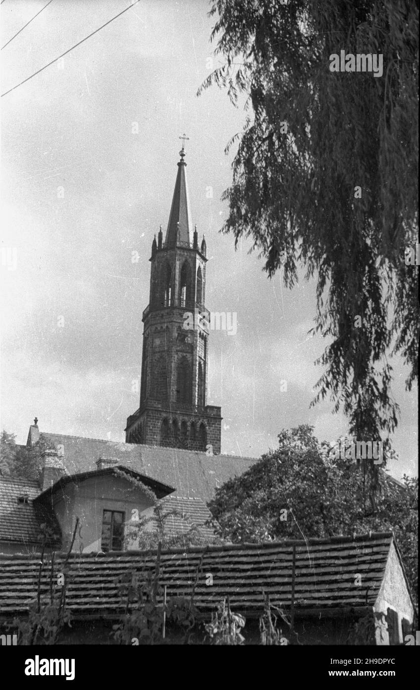 Boles³awiec, 1947-10. Wie¿a koœcio³a poewangelickiego z po³owy XVIII W. wb/gr PAP Dok³adny dzieñ wydarzenia nieustalony. Legnica, 1947 ottobre. Una torre della Chiesa post-evangelica costruita nella seconda parte del 18 ° secolo. wb/gr PAP Foto Stock