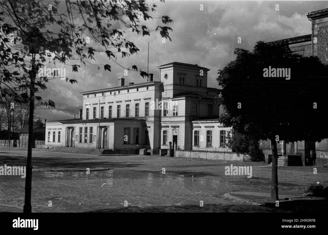 Boles³awiec, 1947-10. Budynek dworca kolejowego. wb/gr PAP Dok³adny dzieñ wydarzenia nieustalony. Boleslawiec, ottobre 1947. Un edificio della stazione ferroviaria. wb/gr PAP Foto Stock