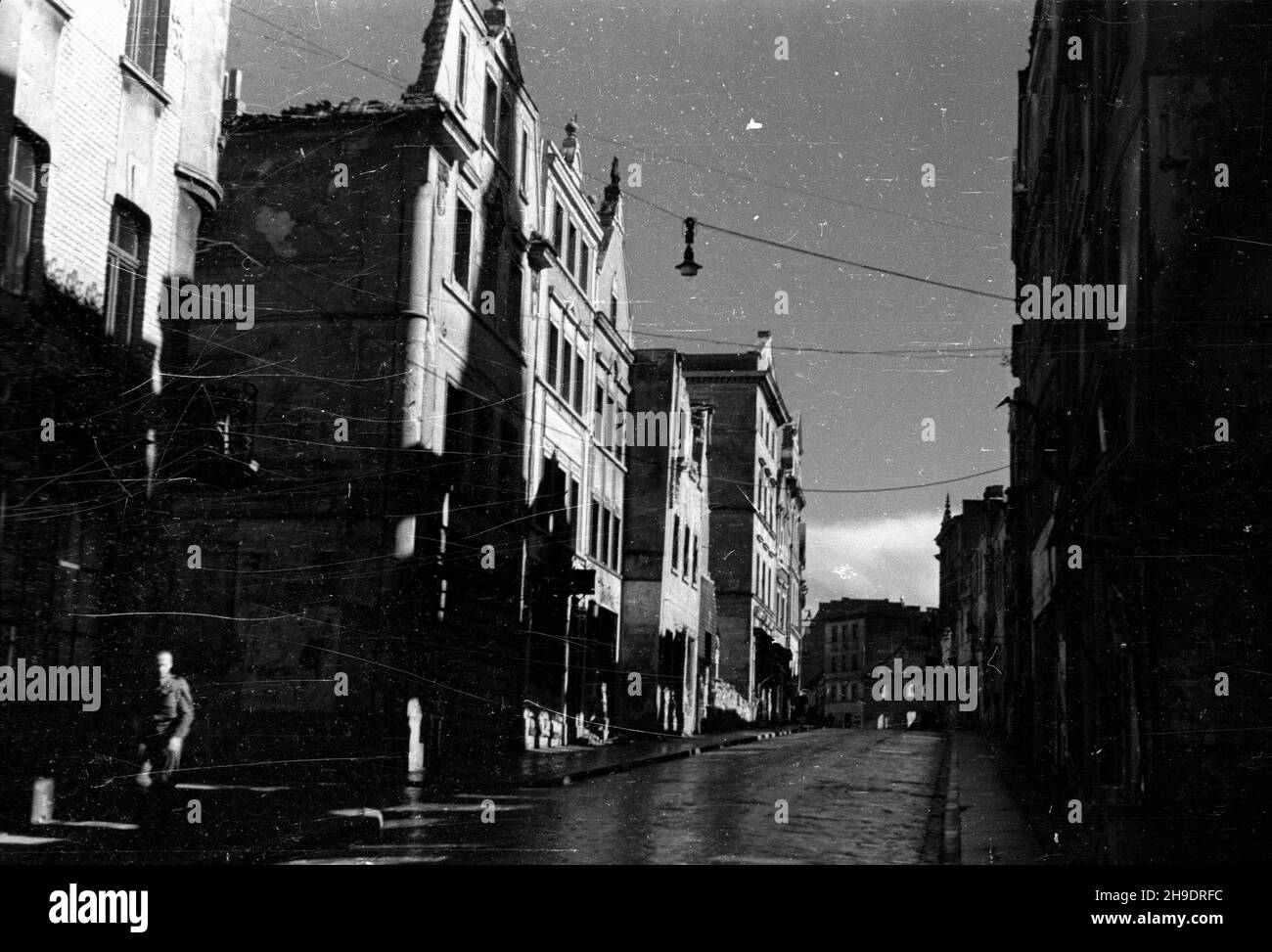 Boles³awiec, 1947-10. Kamienice przy ulicy prowadz¹cej do rynku. wb/gr PAP Dok³adny dzieñ wydarzenia nieustalony. Boleslawiec, ottobre 1947. Edifici in una strada vicino al mercato. wb/gr PAP Foto Stock