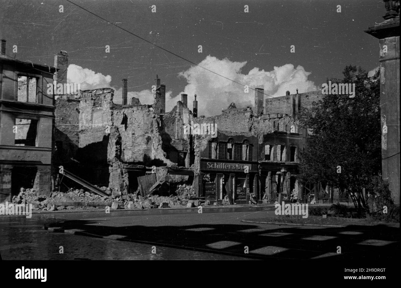 Boles³awiec, 1947-10. Zburzone podczas II wojny œwiatowej kamienice przy rynku. wb/gr PAP Dok³adny dzieñ wydarzenia nieustalony. Boleslawiec, ottobre 1947. Edifici danneggiati dalla guerra sul mercato. wb/gr PAP Foto Stock