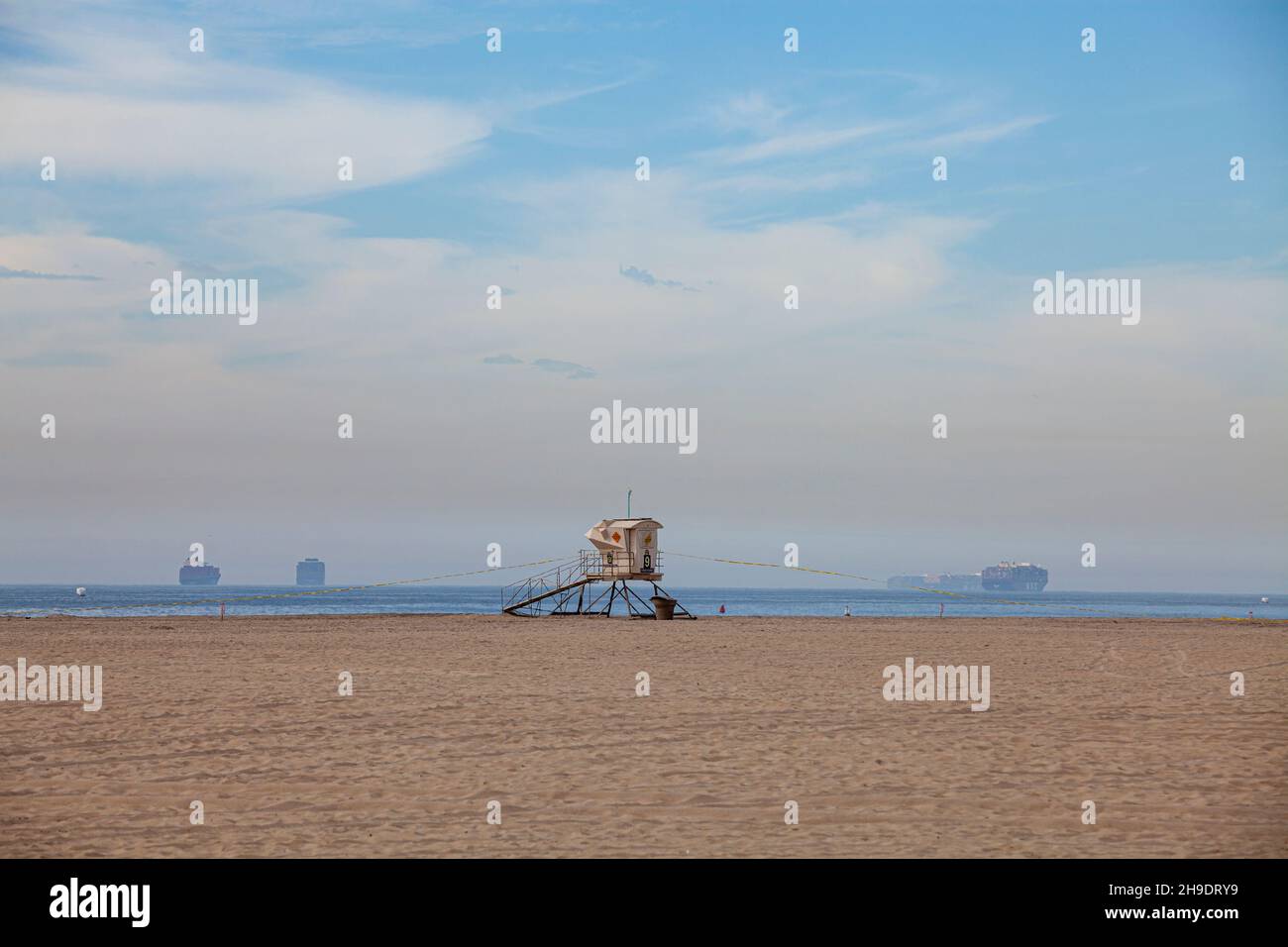 La spiaggia è chiusa a Huntington state Beach. Si stima che 127,000 galloni di petrolio greggio fuoriusciti da un oleodotto derrick nel canale di Catalina. L'o Foto Stock