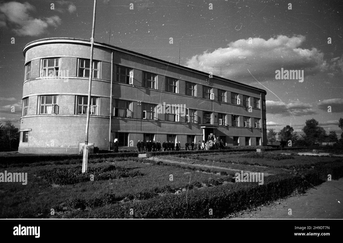 Lisków, 1947-10. Dom Dziecka z 1935 r. prowadzony przez Siostry S³u¿ebniczki Najœwiêtszej Maryi Panny, obenie siedziba Domu Dziecka i Domu Pomocy Spo³ecznej. wb/gr PAP Dok³adny dzieñ wydarzenia nieustalony. Liskow, ottobre 1947. L'orfanotrofio costruito nel 1935 e gestito da suore, attualmente sede del centro di orpahanage e di assistenza sociale. wb/gr PAP Foto Stock