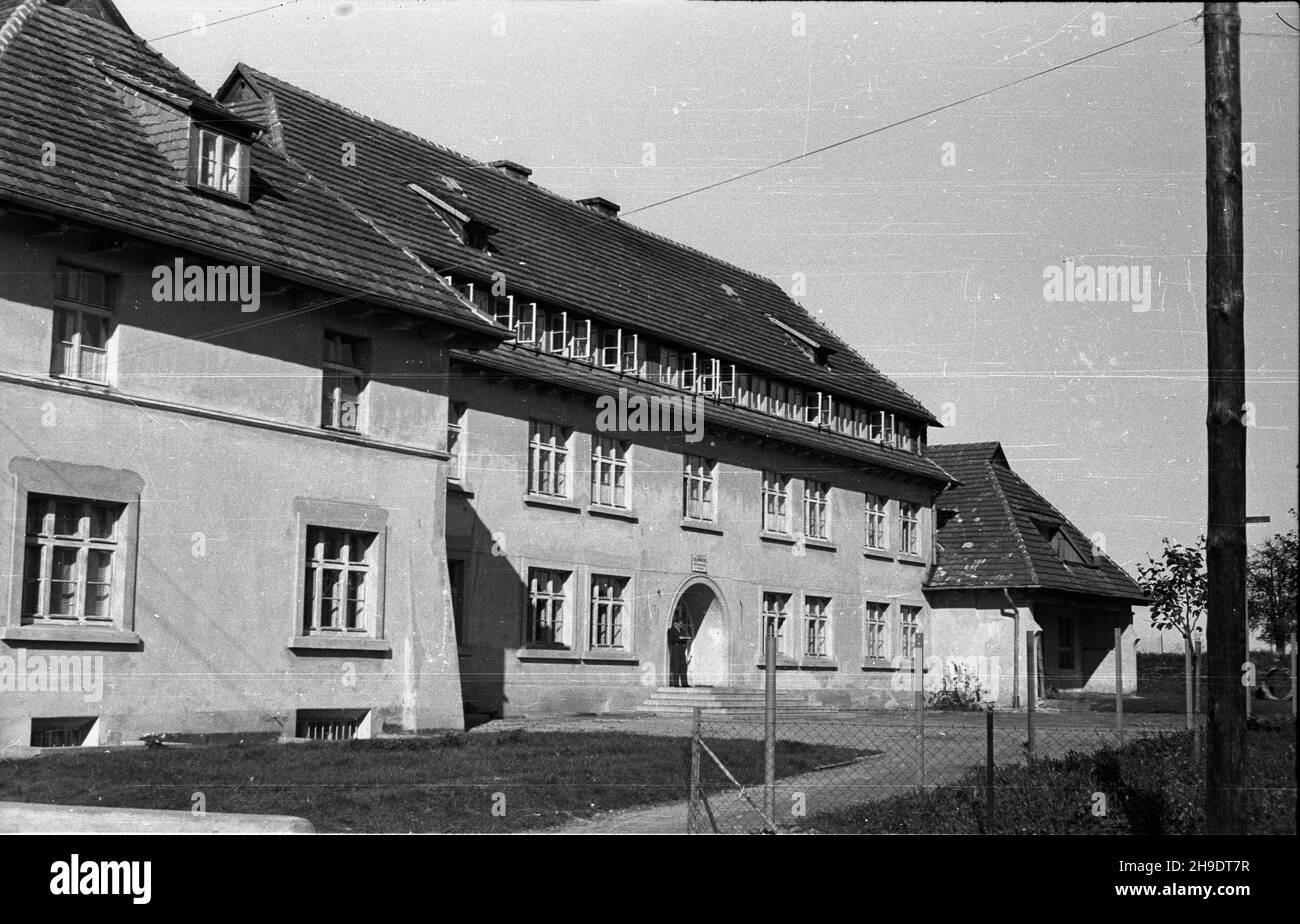 Lisków, 1947-10. Architettura murowana na wsi. wb/gr PAP Dok³adny dzieñ wydarzenia nieustalony. Liskow, ottobre 1947. Architettura in mattoni nel villaggio. wb/gr PAP Foto Stock