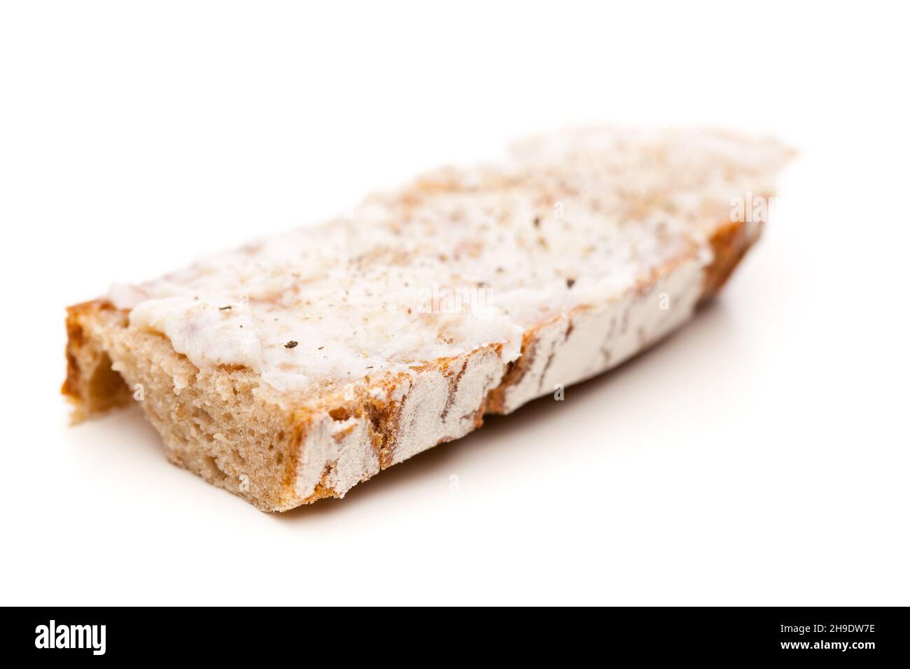 strutto, pane di strutto, pepe, pane marrone, bianco, sfondo, fetta, pane, taverna, rurale, isolato, tradizione, grasso, sparso, tipico, Opzionale, Styri Foto Stock