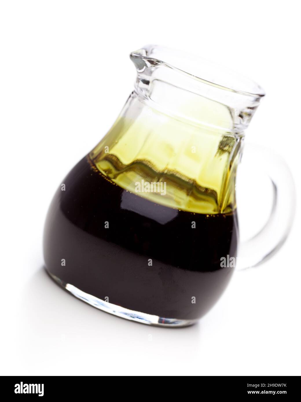 Olio di semi, olio di semi di zucca, olio di insalata, Stiria, caraffa, Verde, Austria, tipico, pentola, olio, isolato, in vetro, in piedi, opzionale, liquido, trasparente, bianco Foto Stock