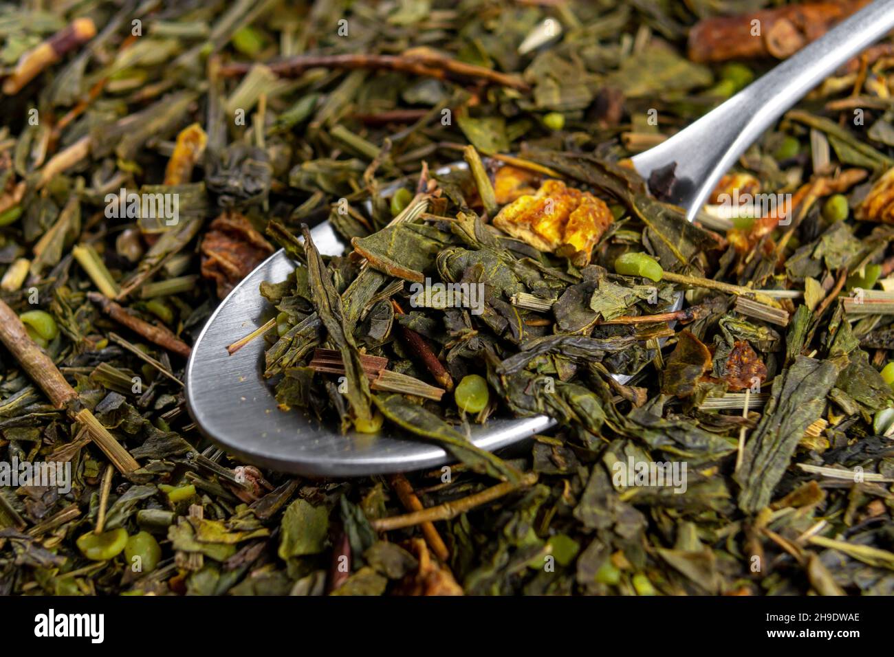 Marijuana cannabis secca foglie wyn tè verde e rose in cucchiaino da tè. Bevanda di canapa. Concetto di medicina alternativa Foto Stock