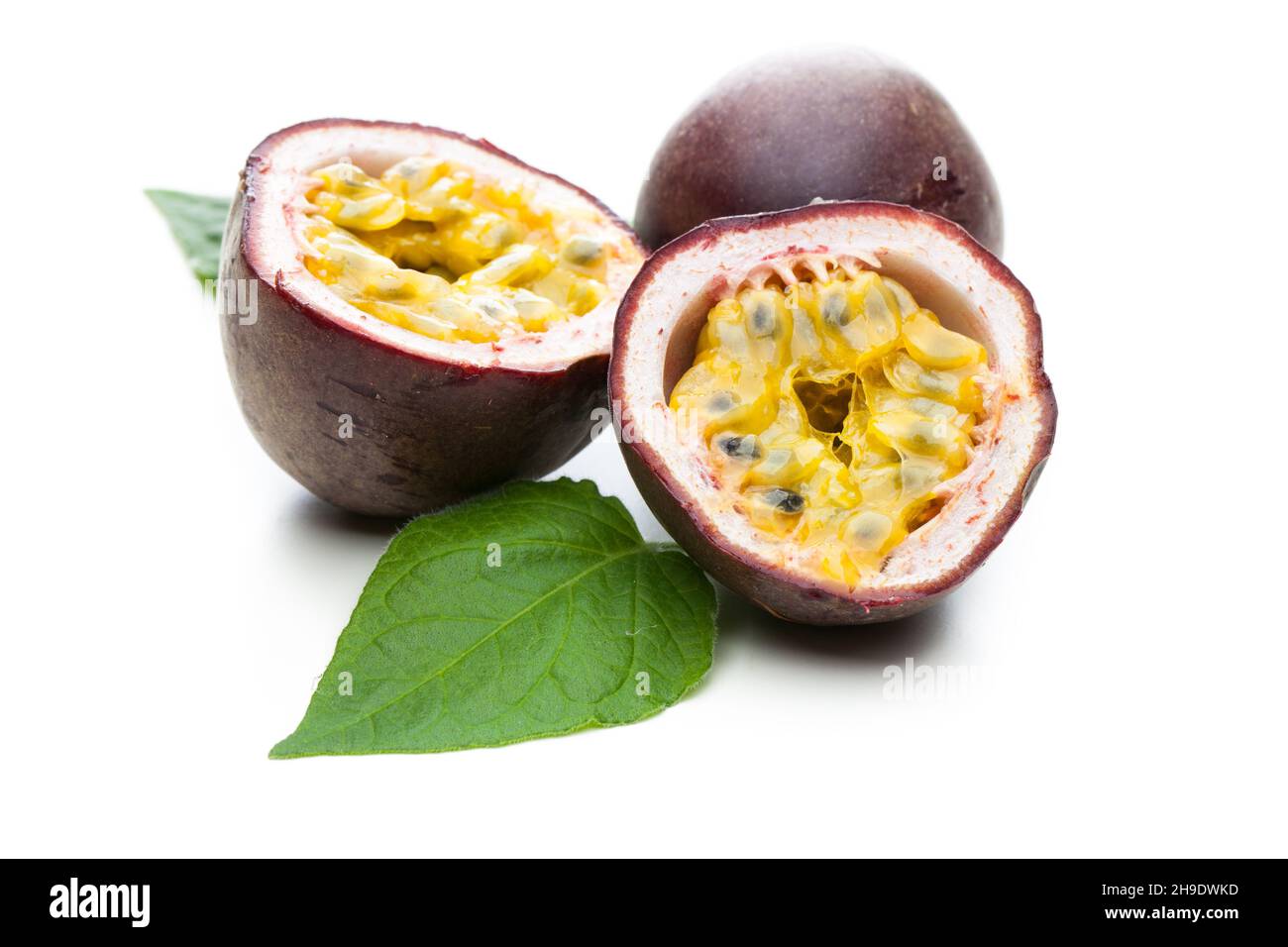 frutto della passione, foglia, aperto, bianco, metà, cuore, ombra, tropicale, mentendo, metà, isolato, carne, insieme, porpora, frutta, sfondo, naturale, maturo, Foto Stock