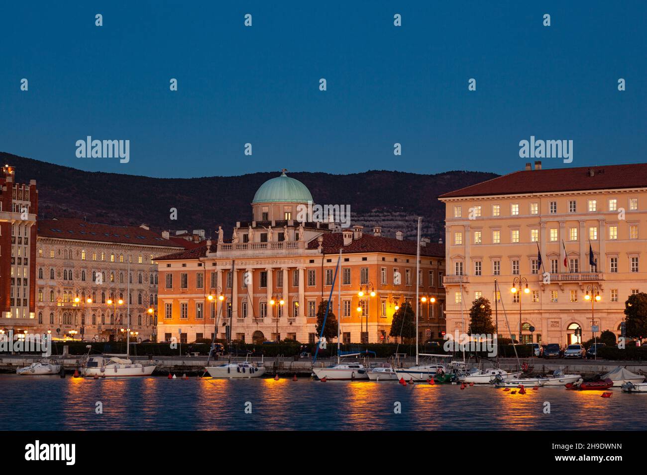 Veduta serale del Palazzo Carciotti a Trieste Foto Stock