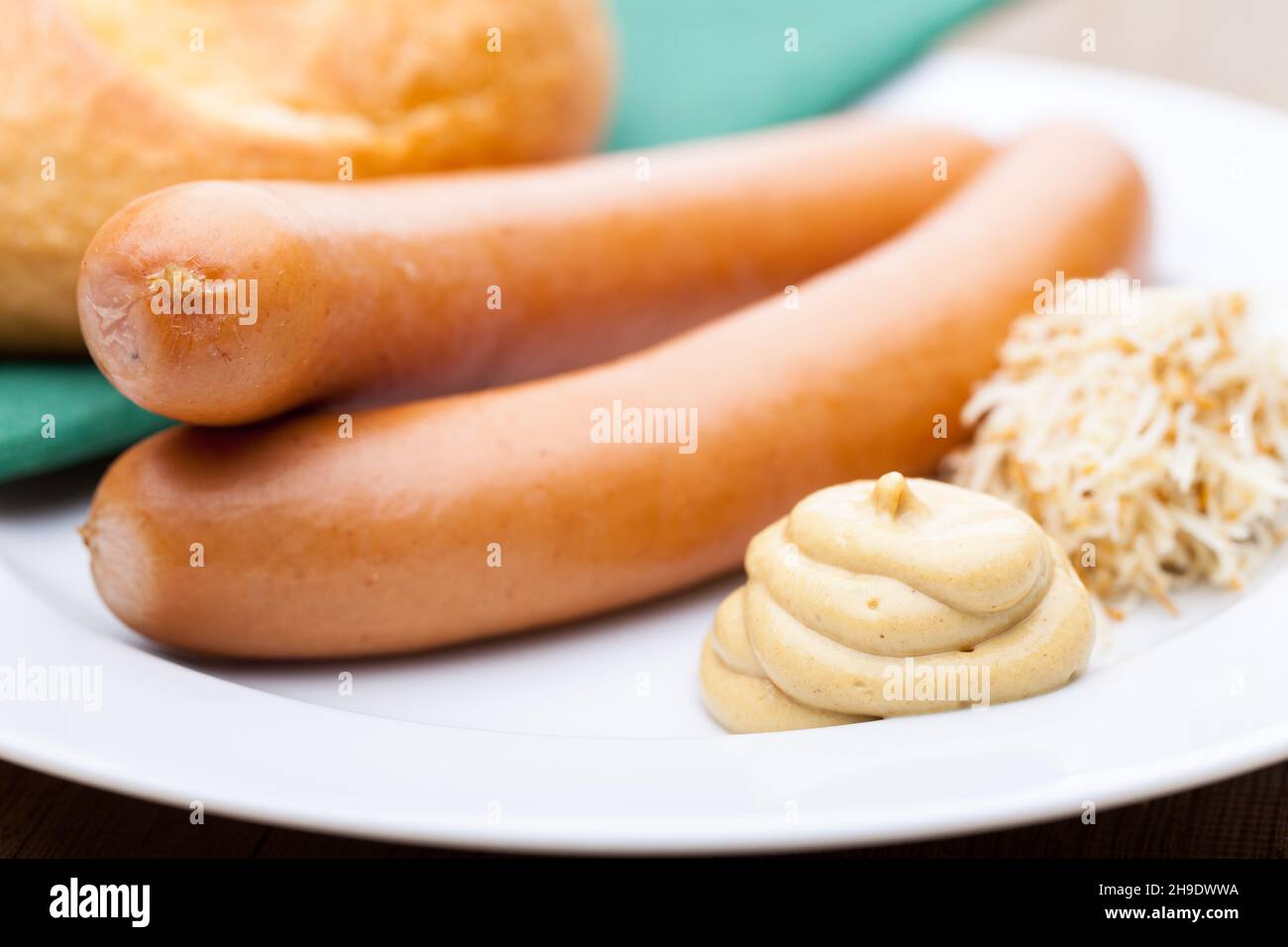 salsicce, franche, strame, senape, rollino, rafano, coppia, salsiccia, tavola, dettaglio, asse di legno, piastra frontale, bianco, taglio, chiuso, da solo, Foto Stock