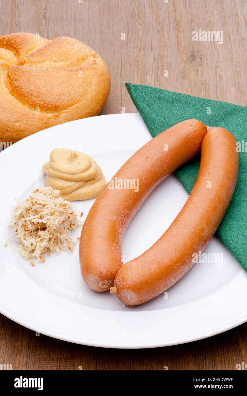 salsicce, franche, strame, senape, rollino, rafano, coppia, salsiccia, tavola, dettaglio, asse di legno, piastra frontale, bianco, taglio, chiuso, da solo, Foto Stock