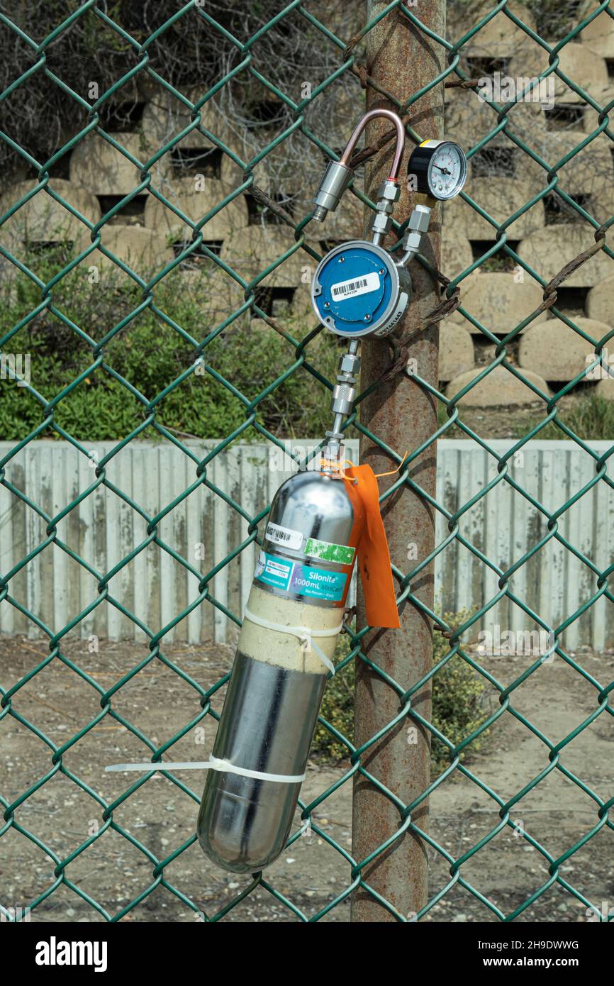 Silonite Canister presso la località di Huntington Beach perdita di olio pulizia a Talbert Marsh. I contenitori di Silonite vengono utilizzati per il campionamento di gas, vapori e. Foto Stock