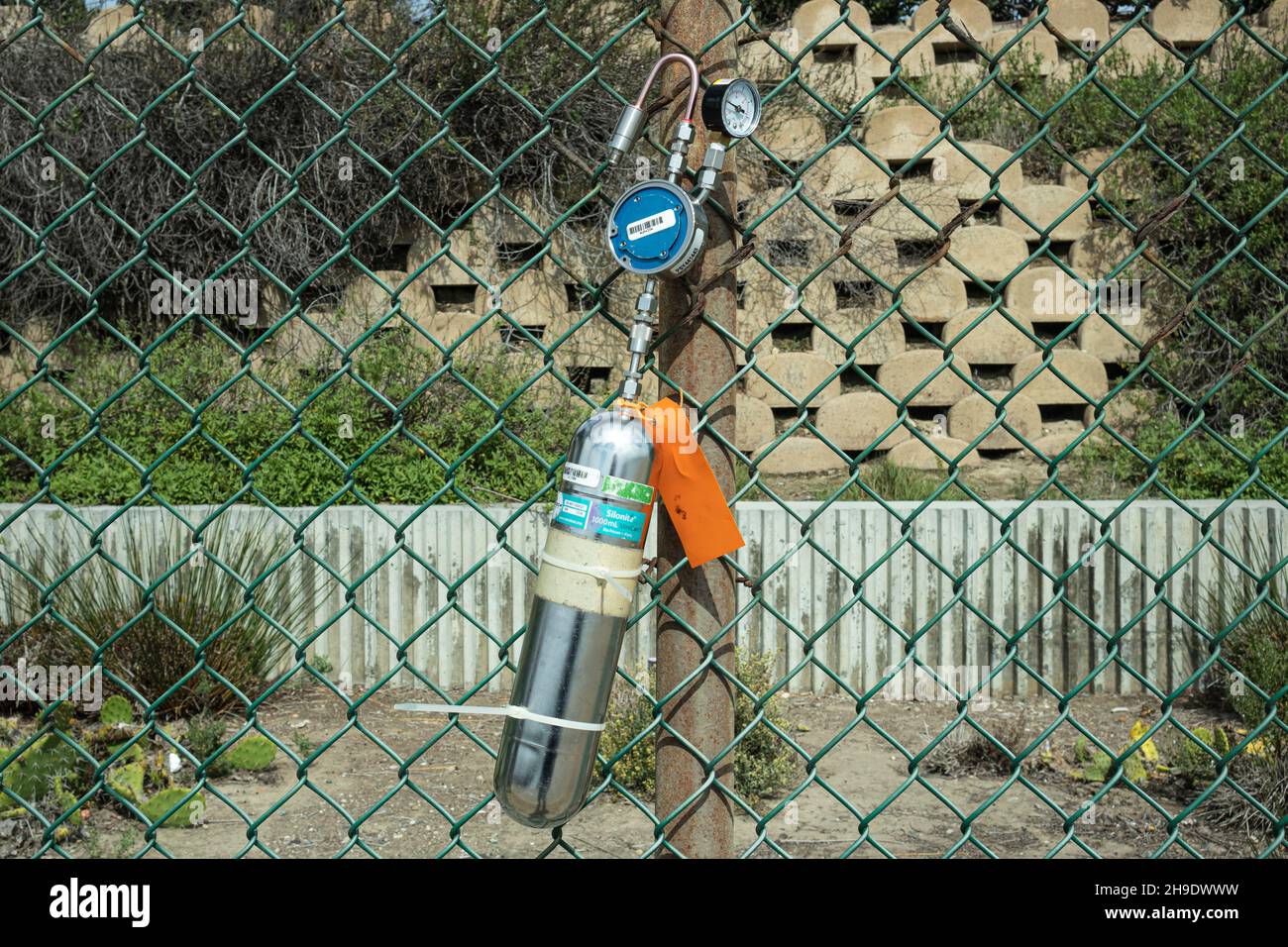 Silonite Canister presso la località di Huntington Beach perdita di olio pulizia a Talbert Marsh. I contenitori di Silonite vengono utilizzati per il campionamento di gas, vapori e. Foto Stock