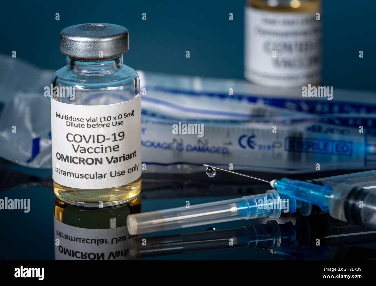 Vaccino del coronavirus Covid-19 sviluppato per la variante Omicron con ago per siringa ipodermica con gocciolina all'estremità dell'ago Foto Stock