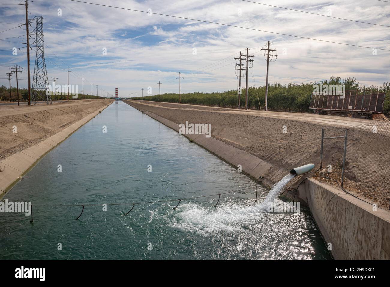 Canale di irrigazione d'acqua, Shafter, Kern County, California, USA Foto Stock