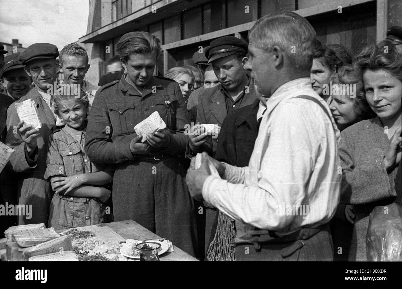 Gdynia, 1947-10. Targowisko przed hal¹ przy ul. Wójta Radta. NZ. mê¿czyzna handluje herbat¹. wb/gr PAP Dok³adny dzieñ wydarzenia nieustalony. Gdynia, 1947 ottobre. Mercato di fronte ad un mercato coperto su Wojta Radta Street. Nella foto: Un uomo che vende tè. wb/gr PAP Foto Stock