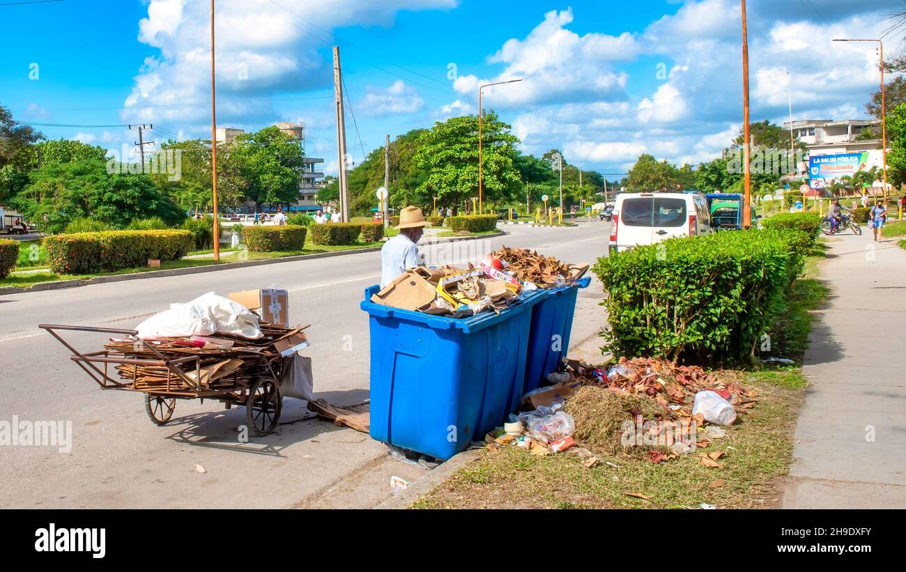 Un cubano che raccoglie scatole di cartone da bidoni della spazzatura nel distretto ospedaliero.6 dicembre 2021 Foto Stock