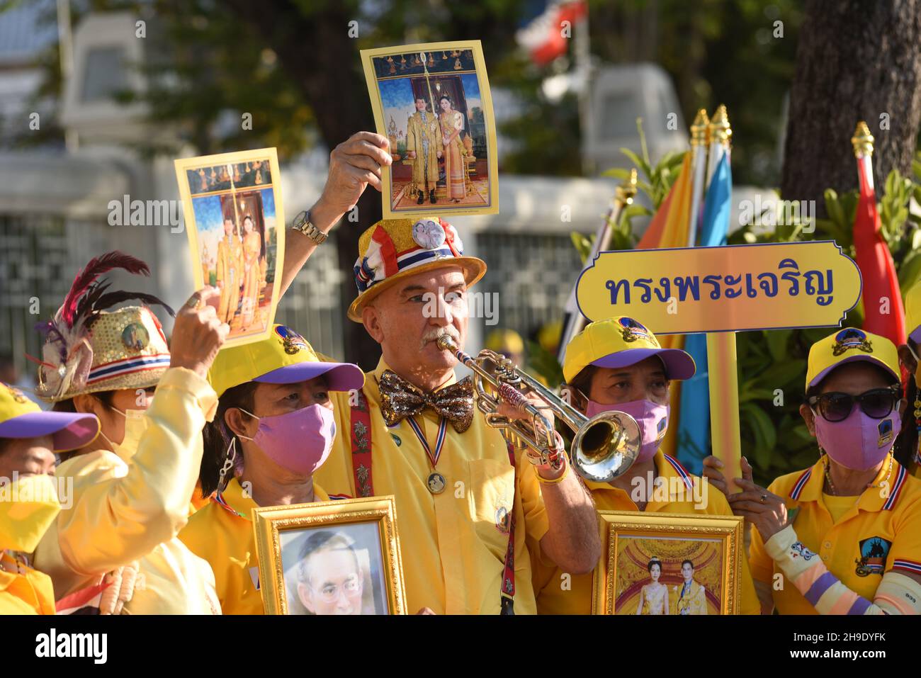 Bangkok, Tailandia. 05 dicembre 2021. Le persone indossano camicie gialle e mostrano immagini dei monarchi thailandesi mentre attendono la processione reale del re thailandese sulla Ratchadamnoen Road per il compleanno di sua Maestà il tardo re Bhumibol Adulyadej il Grande, la Giornata Nazionale thailandese e la Giornata del Padre thailandese a Bangkok, Thailandia il 5 dicembre 2021. (Foto di Teera Noisakran/Pacific Press/Sipa USA) Credit: Sipa USA/Alamy Live News Foto Stock