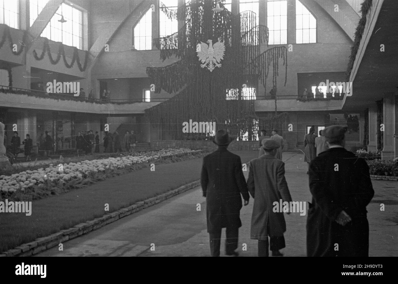 Poznañ, 1947-10. Ogólnokrajowa Wystawa Rolniczo-Ogrodnicza, w dniach 11-29 paŸdziernika, na terenie Miêdzynarodowych Targów Poznañskich. NZ. hala wystawowa Polskiego Zwi¹zku Ogrodniczego. mb/gr PAP Dok³adny dzieñ wydarzenia nieustalony. Poznan, 1947 ottobre. Mostra agricola nazionale tenuta presso la sede della Fiera Internazionale di Poznan il 11 al 29 ottobre. Nella foto: Una sala espositiva dell'Unione polacca del giardinaggio. mb/gr PAP Foto Stock