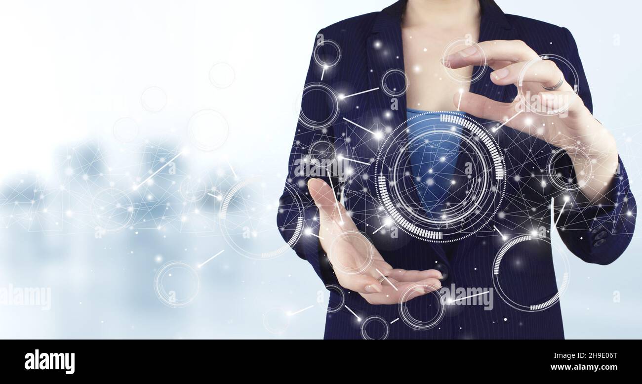Connessioni di rete innovative e globali, scambi di dati. Icona del diagramma circolare olografico virtuale a due mani con sfondo sfocato chiaro. B Foto Stock