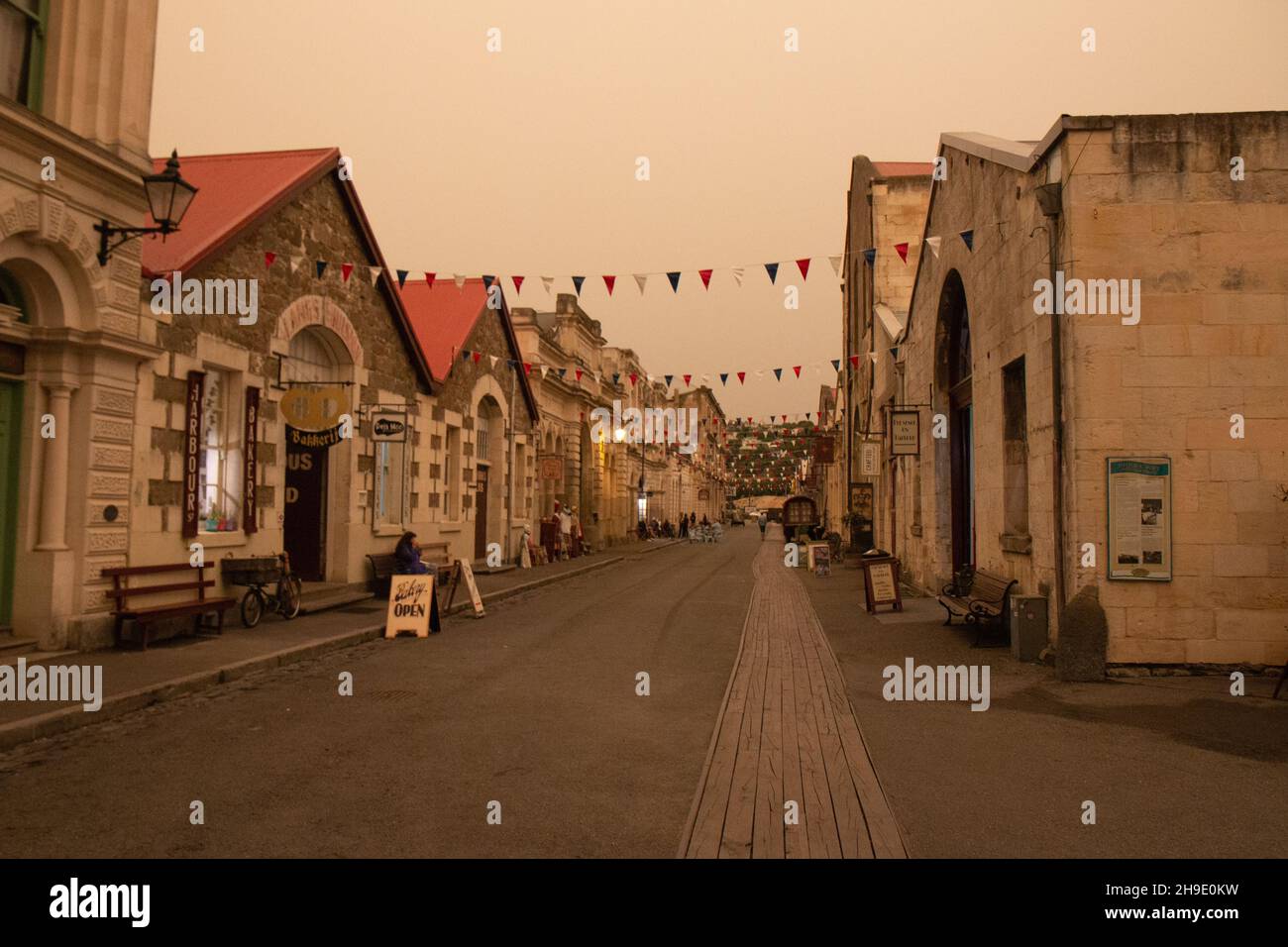 Harbour Street a Oamaru, South Island, Nuova Zelanda. Il cielo ha gettato in una luce inquietante a causa degli incendi di cespugli austriaci nel gennaio 2020 Foto Stock