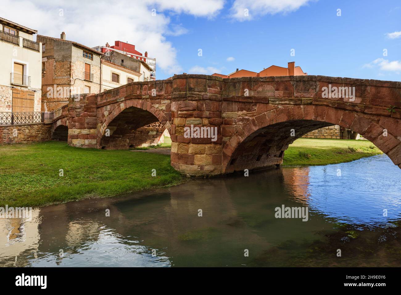 Ponte medievale romanico a Molina de Aragón, Guadalajara, Spagna Foto Stock
