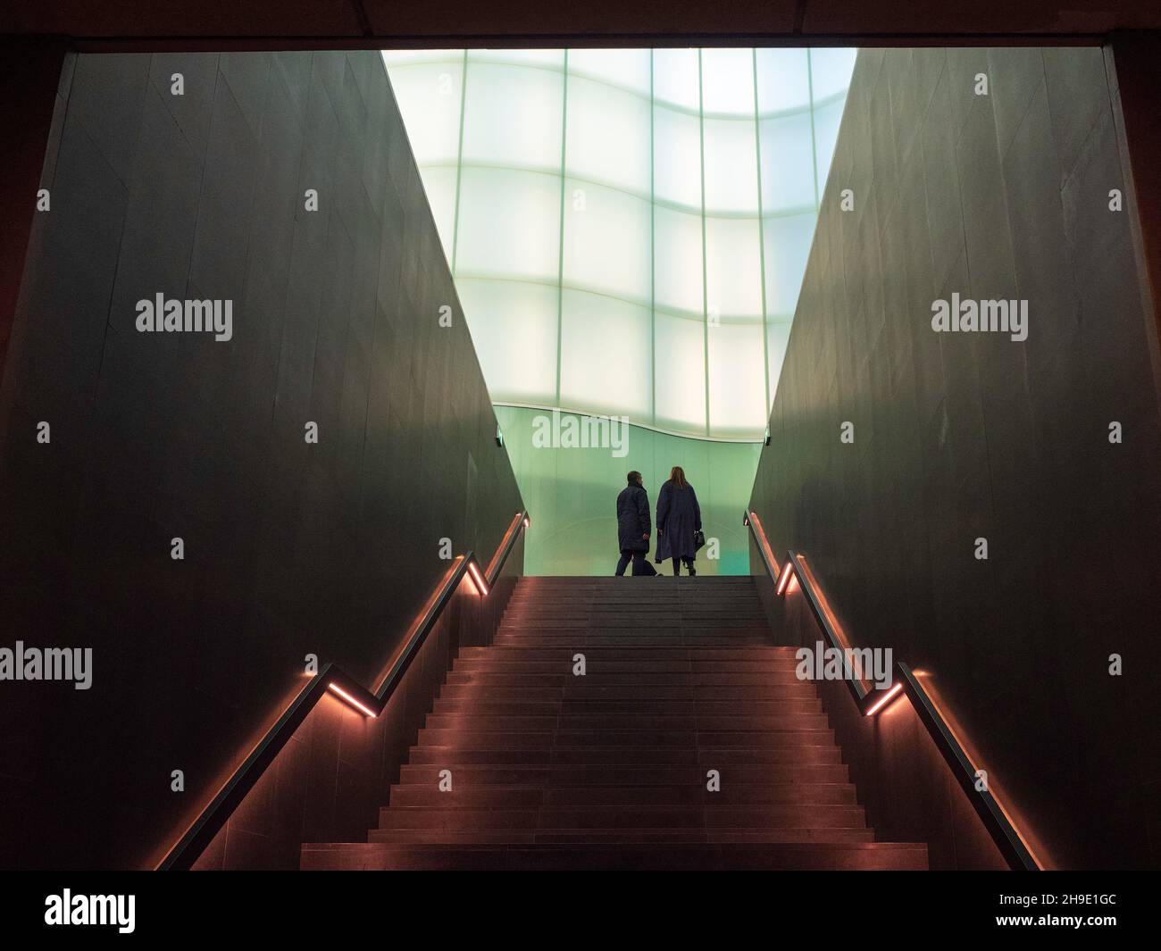 Milano, Lombardia, Italia. Dicembre 2019. Una coppia sale le scale d'ingresso al Museo della Cultura di Milano Foto Stock