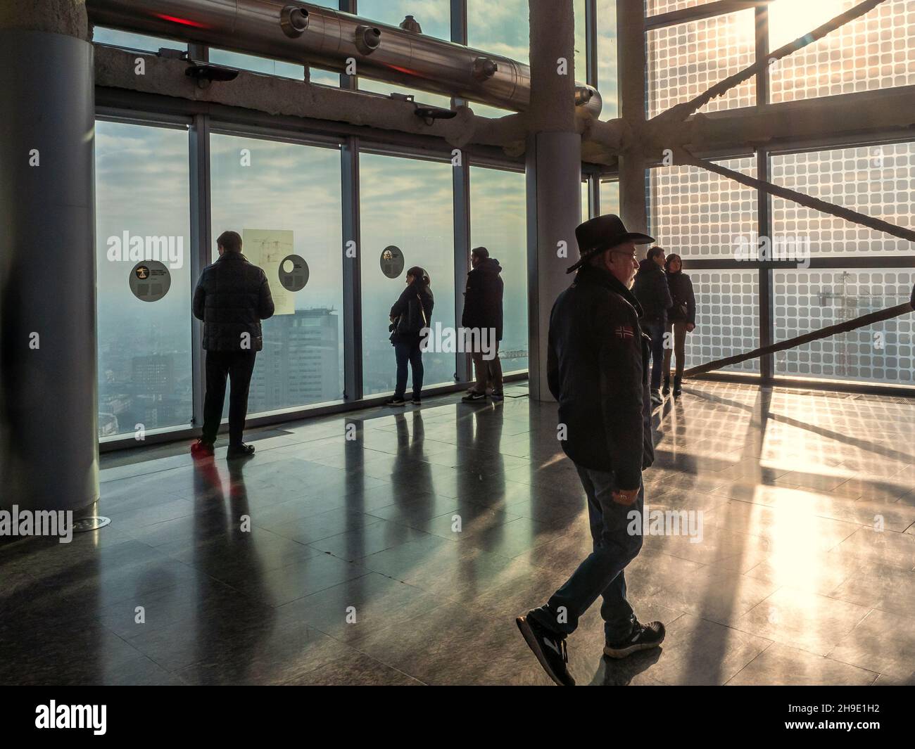 Milano, Lombardia, Italia. Dicembre 2019. Turisti nel punto di vista acrilico dell'edificio lombardo conosciuto come Palazzo Foto Stock