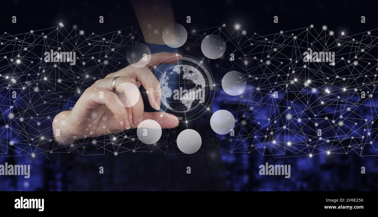 Mano Hold mondo ologramma digitale, terra, mappa, segno globo sulla città sfondo sfocato scuro. Rete globale su sfondo scuro Foto Stock