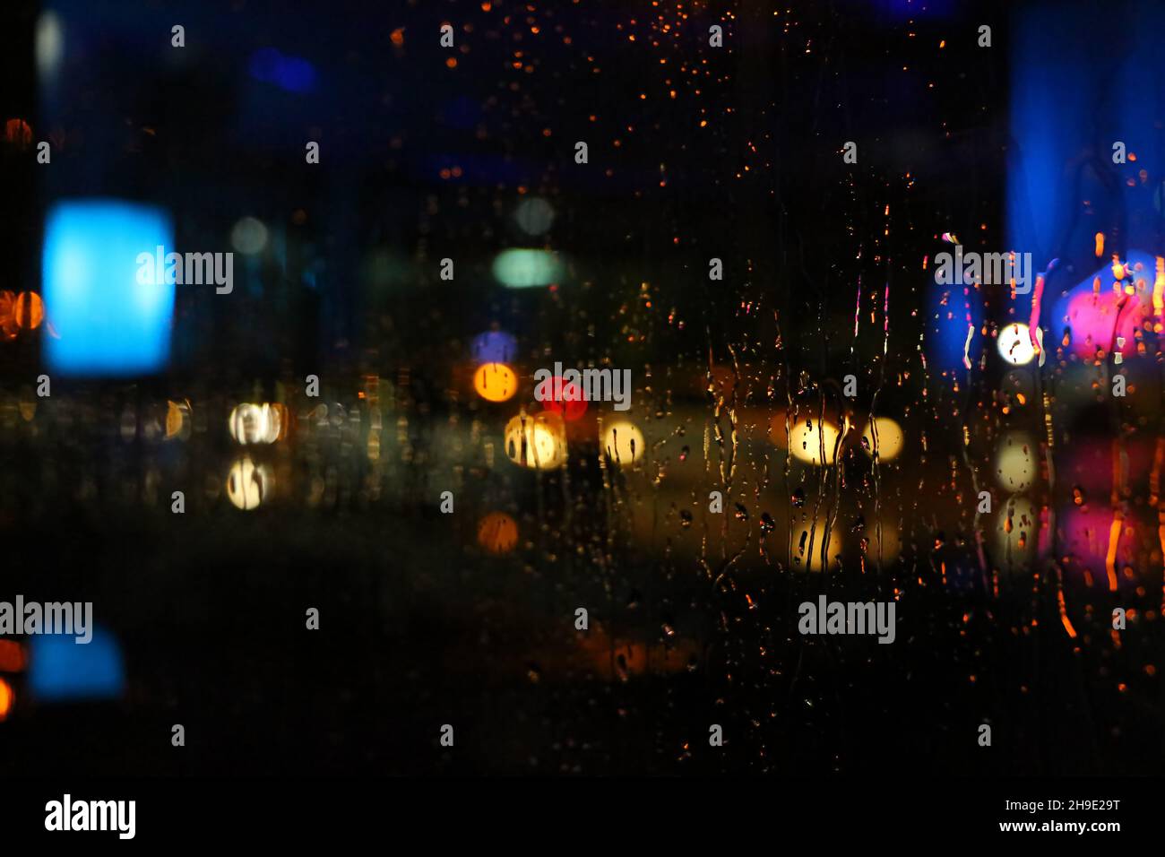 Foto di scorta - sfocatura sul vetro dalla pioggia Foto Stock