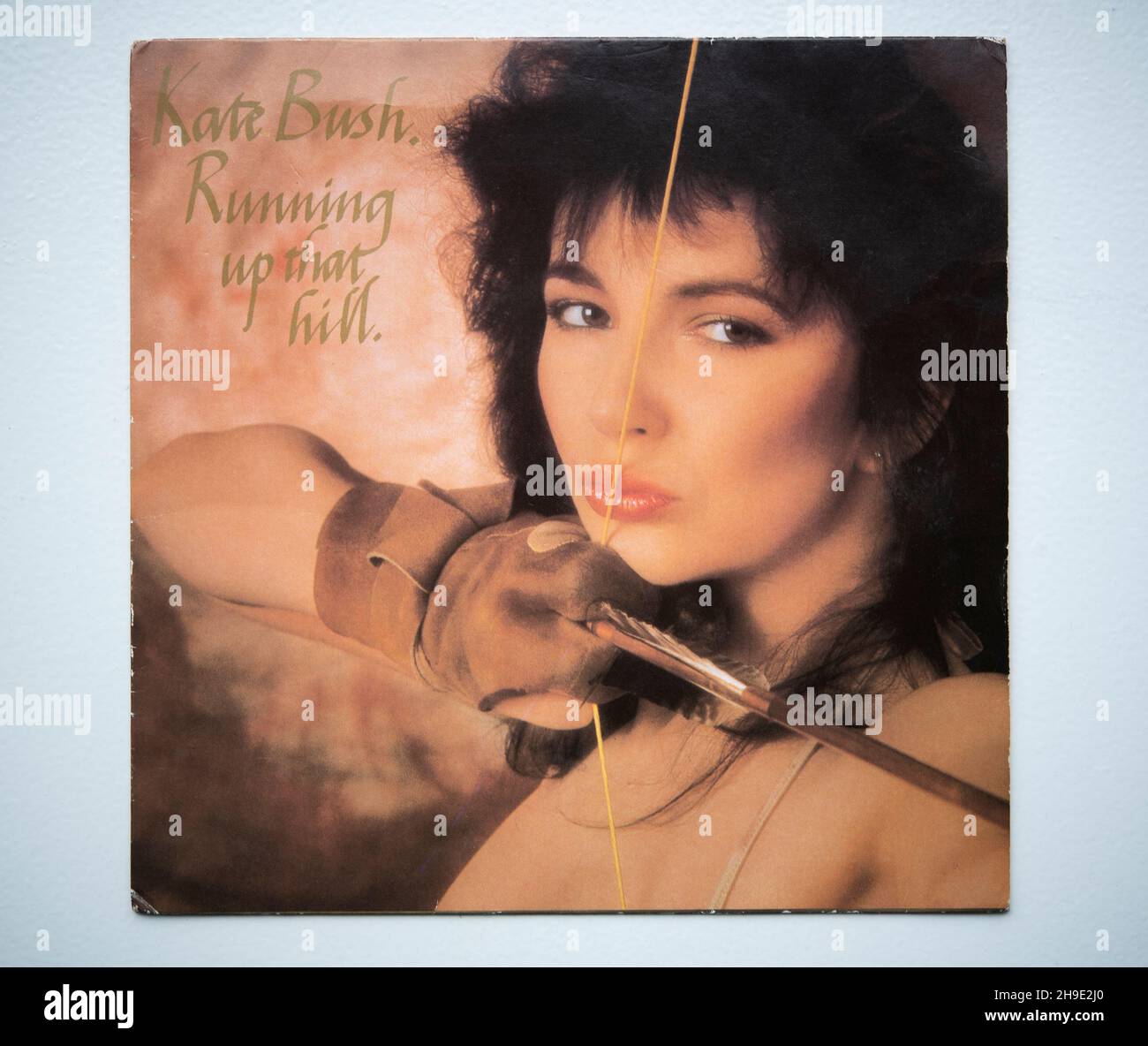 Copertina della versione singola da 7' di Running Up that Hill di Kate Bush, rilasciata nel 1985. È stato nuovamente inserito nel 2022 dopo aver fatto parte di Stranger Things Foto Stock