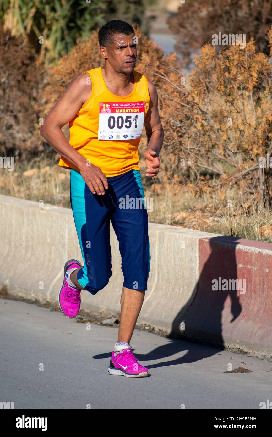 El Madher, Batna, Algeria - 12-04-2021: Corridori che gareggiano per vincere la maratona internazionale Medghacen dopo aver attraversato 22 km da Batna City a El madher ci Foto Stock