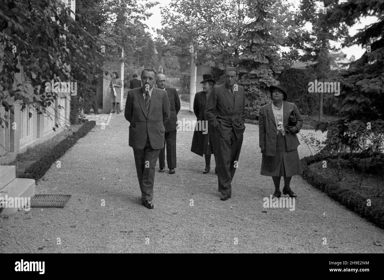 Jugos³awia, Zagrzeb, 1947-10. Wizyta prezydenta Rzeczypospolitej Polskiej Boles³awa Bieruta w Jugos³awii w dniach 18 - 26 paŸdziernika. NZ. m.in. prezydent Boles³aw Bierut (1L) wraz z ¿on¹ marsza³ka Micha³a Roli ¯ymierskiego (3L) w ogrodach rezyditencji marsza³ka Jugos³awii Josipa Broz Tito. kw PAP/Jerzy Baranowski Dok³adny dzieñ wydarzenia nieustalony. Iugoslavia, Zagabria, 1947 ottobre. Visita del Presidente della Repubblica di Polonia in Jugoslavia dal 18 al 26 ottobre. Nella foto: Il presidente Boleslaw Bierut (1° a sinistra) con il coniuge del maresciallo Michal Rola Zymierski (3° a sinistra) nel giardino del Foto Stock